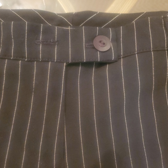 Black pinstriped shorts - Picture 3 of 5